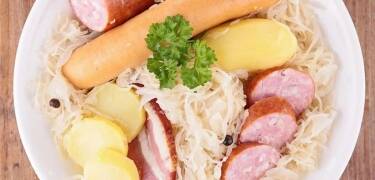 Smak autentisk alsasisk mat tilberedt med lokale råvarer i en varm atmosfære.